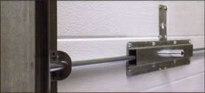 serratura portone sezionale con placca in acciaio